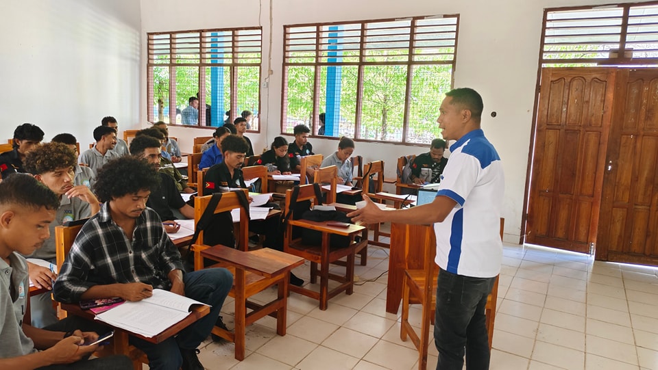 DOSENTE HUSI DEPARTAMENTU ARKITETURA NO INDUSTRIA, AULA APRENDISAJEN BA ESTUDANTE PAK SIRA IHA KAMPU