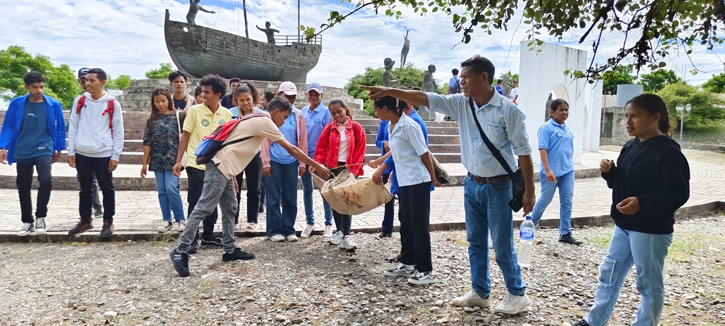 DOSENTE FCSH ORGANIZA ESTUDANTE SIRA BA HALO LIMPEZA IHA JARDIN, FATIN ISTRIKU LIFAU